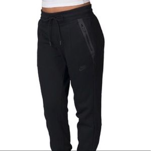 ALL BLACK NIKE SWEATS